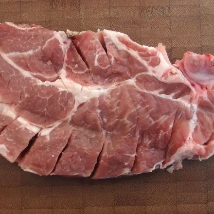 Fleisch oder Fisch ziselieren