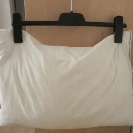 Kopfkissen an Hosenbügel trocknen