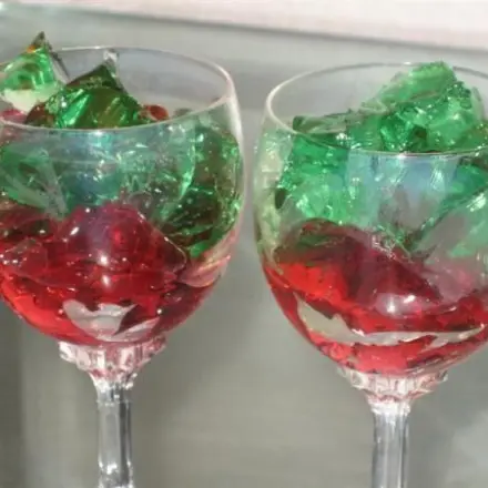 Götterspeise als Glitzersteine servieren