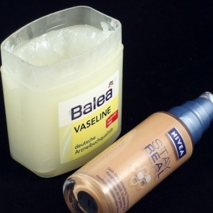 Vaseline als Make-Up-Grundlage, sowie für Haare & Augenbraue