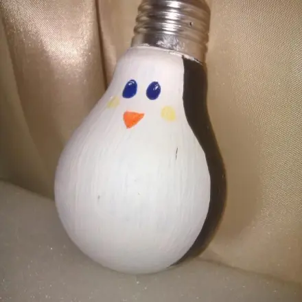 Winterdeko: Glühbirnen Pinguin