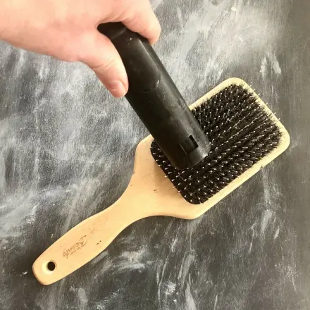 Haare aus der Haarbürste entfernen II
