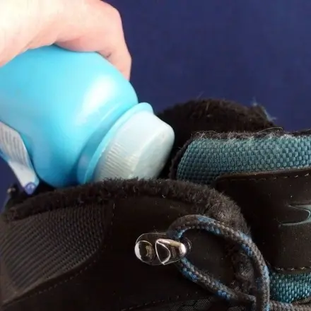 Schuh- und Fußmief mit Babypuder beseitigen