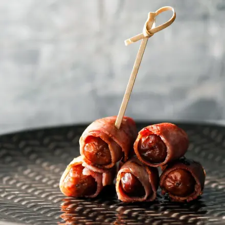 Datteln in Serrano-Schinken