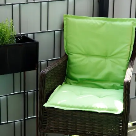 Ausgeblichene Terrassenmöbel-Polster auffrischen