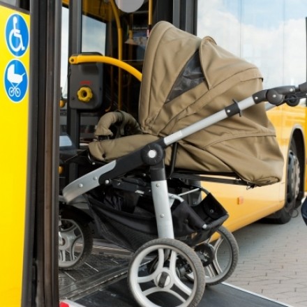 Kinder im Kinderwagen in Bus und Bahn sichern