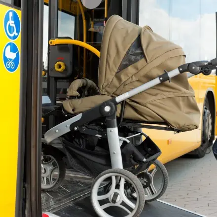 Kinder im Kinderwagen in Bus und Bahn sichern