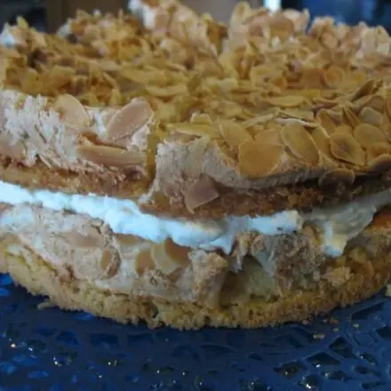 Sahnetorte mit fruchtiger Füllung