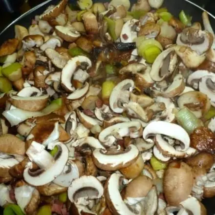 Pilzpfanne: Trio von gebratenen Pilzen mit Käsecreme