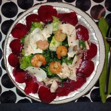 Salat mit roter Beete, grünem Salat, Shrimps und Pilzen