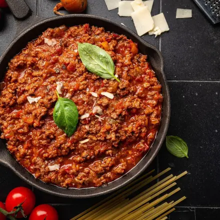 Hackfleischpizza vom Blech mit Zigeunersoße