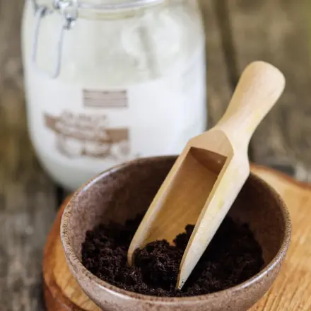 Hautpflege: lösliches Kaffeepulver plus Kokosnussöl