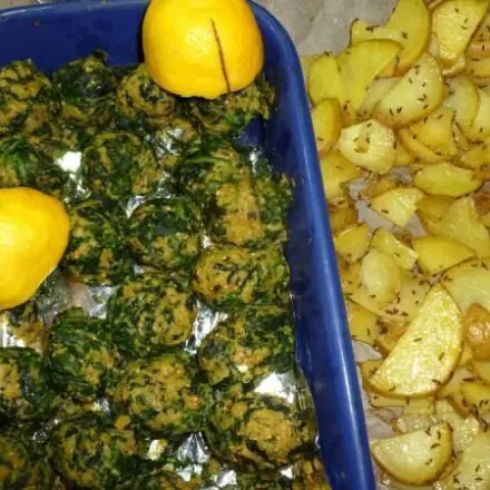Gebackene Spinatbällchen mit Kartoffeln