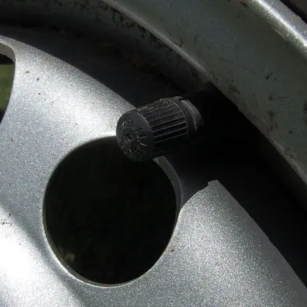 Ventilkappen am Auto lösen