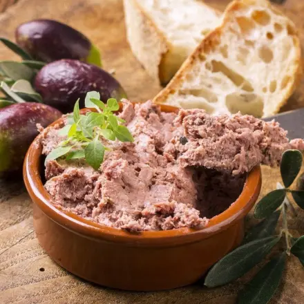 Hühnerleberpastete mit hartgekochten Eiern