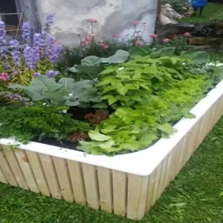 Alte Badewanne als Hochbeet oder Kleinstgarten