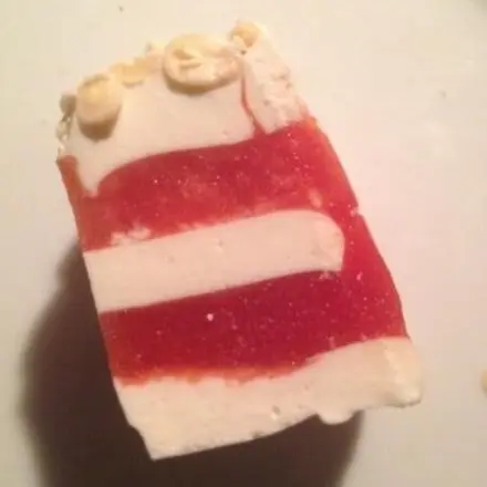 Tomaten-Ziegenkäse-Terrine mit Pinienkernen