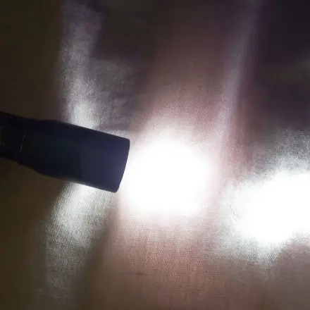 Kontaktlinsen finden mit der Taschenlampe