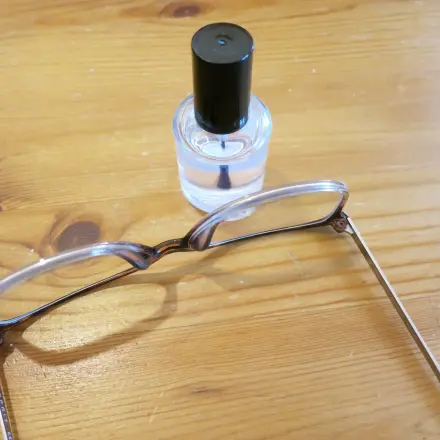 Ist eine Schraube an der Brille locker? Nagellack hilft