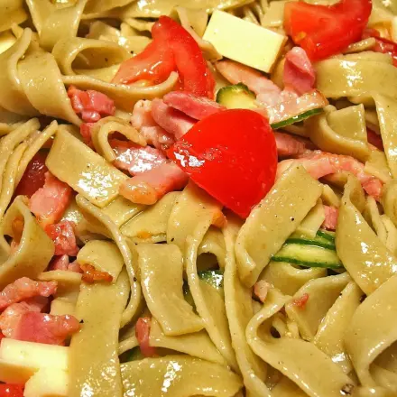 Einfacher bunter Nudelsalat