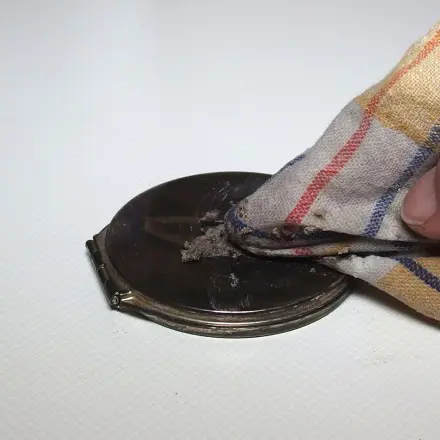 Schmuck günstig und effektiv mit Asche reinigen