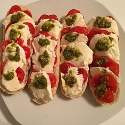 Überbackenes Tomaten-Mozzarella-Pesto Brötchen