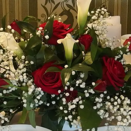 So spart die Braut bei Kleid und Strauß