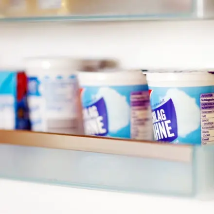 Offene Sahnebecher im Kühlschrank aufbewahren