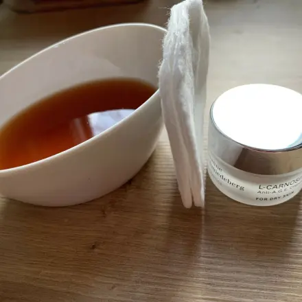 Trockene schuppige Haut im Kinnbereich