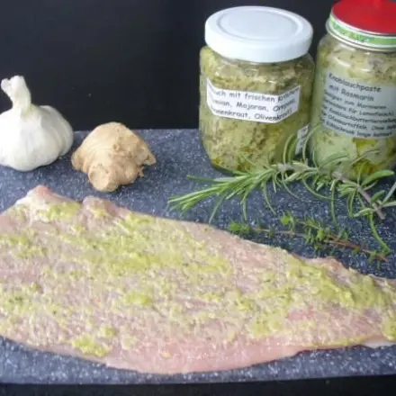 Würzige Kräuterpaste zum Marinieren und Braten