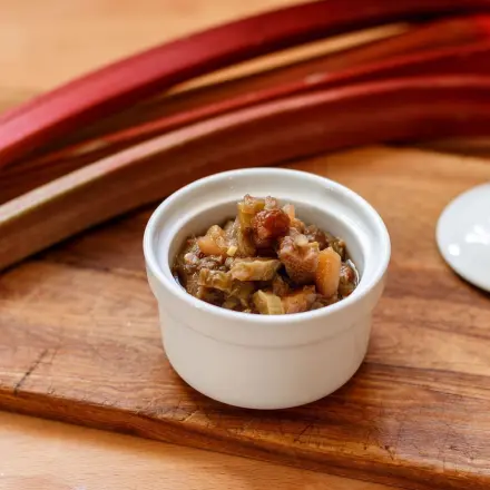 Rhabarber Chutney mit Zwiebel und Apfel