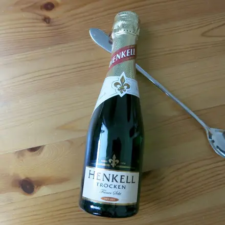 Silberlöffel in der Sektflasche - warum?