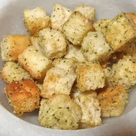 Herzhafte Brotwürfel anstatt Chips