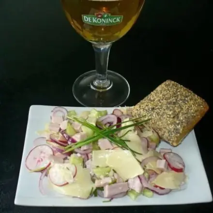 Frühlingssalat mit Maigouda und Fleischwurst