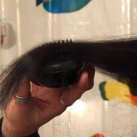 Lange oder verklettete Haare leichter bürsten