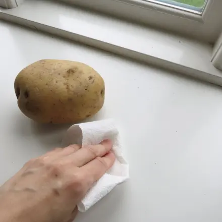 Weiße Kunststoffflächen mit Kartoffelwasser säubern