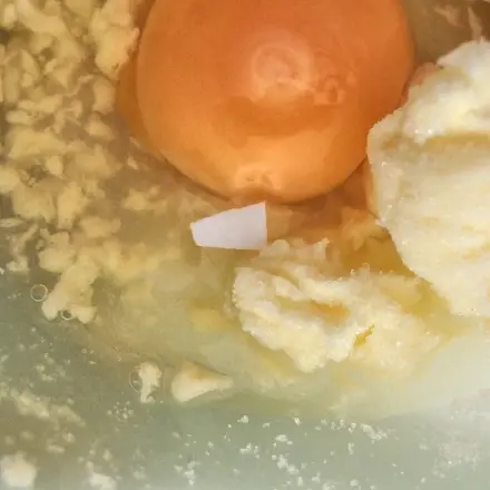 Eierschalen im aufgeschlagenem Ei