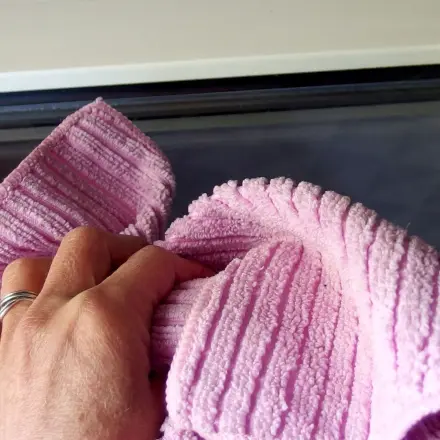 Fenster putzen mit zwei Eimern