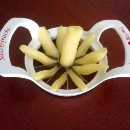 Kartoffelspalten mit Apfelschneider herstellen