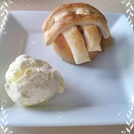 Bratapfel mit Blätterteiggitter und Vanilleeis