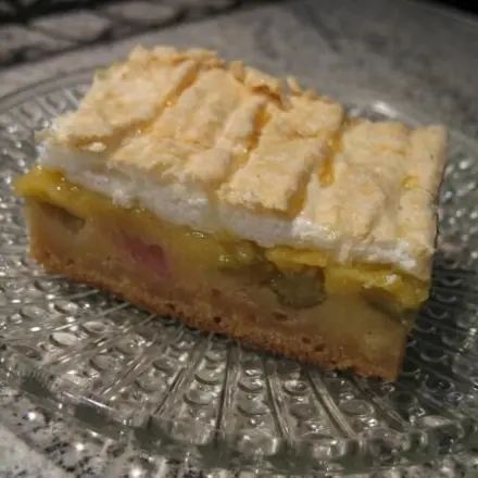 Rhabarber-Blechkuchen mit Guss und Baiser