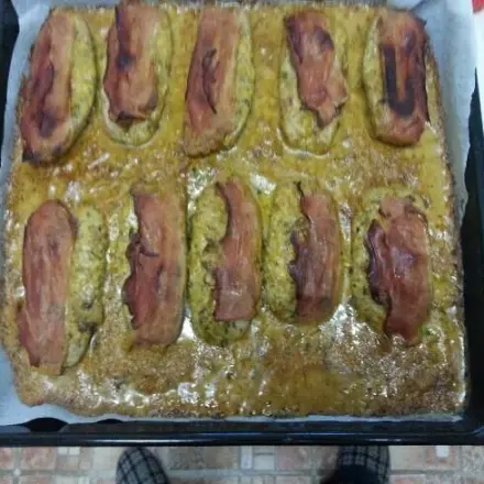 Überbackene gefüllte Bratwürste