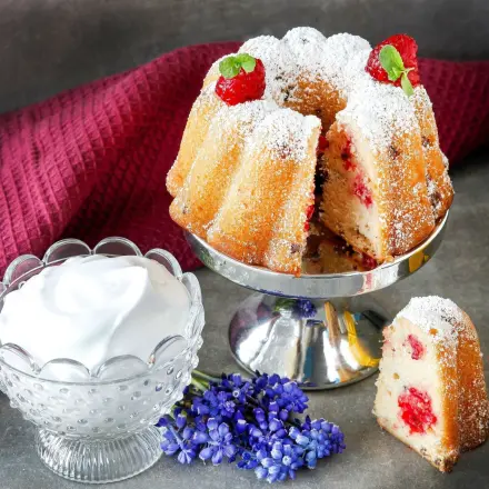 Mini-Himbeer-Gugl mit Pfefferschaum