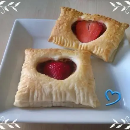 Blätterteigtaschen mit Schoko- und Erdbeerherzen