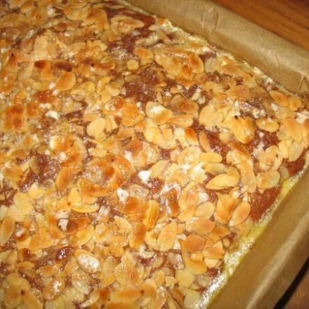 Buttermilch-Blechkuchen mit Kirschen und Mandelkruste