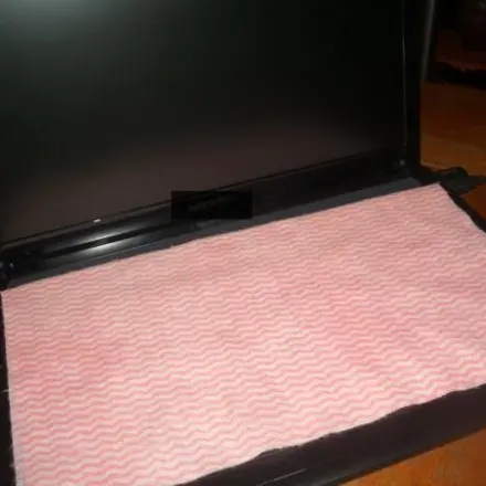 Einfacher Putzlappen schützt Monitor des Laptops