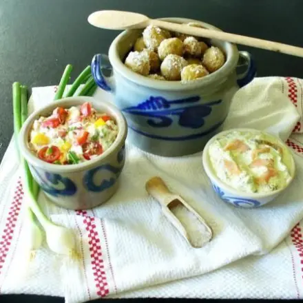 Neue Kartoffeln mit Salzkruste und verschiedenen Dips