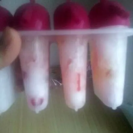 Eis mit Sprite und Gummibärchen