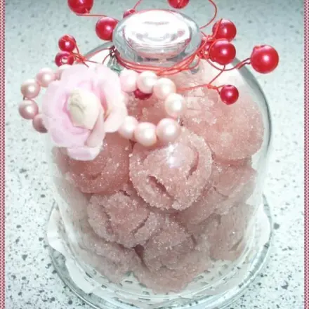 Erdbeer-/Himbeerzuckerrosen und -herzen