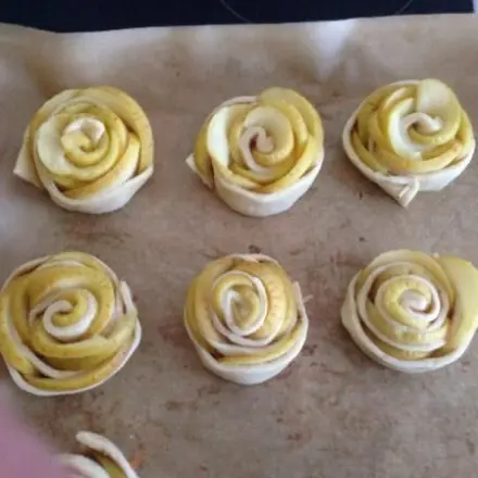 Apfelrosen mit Hefeteig (Plunderteig)